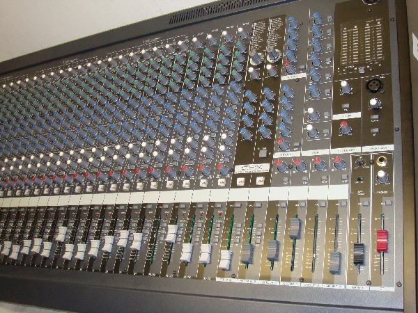 YAMAHA MG32/14FX 32 CHANNEL MIXING CONSOLE  PARTS/REPAIR READ  